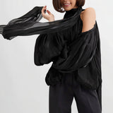 Blusa a maniche lunghe con spalle scoperte dal design unico