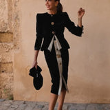 Completo da ufficio in due pezzi con gonna midi monopetto