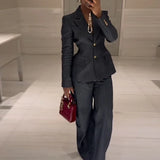 Completo da ufficio in due pezzi con giacca di jeans e jeans a vita alta