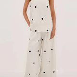 Completo da ufficio in due pezzi con top a tubino a pois e pantaloni larghi