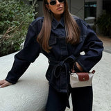 Completo da ufficio in due pezzi con giacca di jeans e pantaloni con cintura