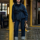 Completo da ufficio in due pezzi con giacca di jeans e pantaloni con cintura