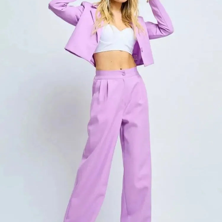 Completo da ufficio in due pezzi con pantaloni larghi e aderenti primaverili