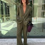 Completo da ufficio in due pezzi con blazer con revers e pantaloni a maniche lunghe