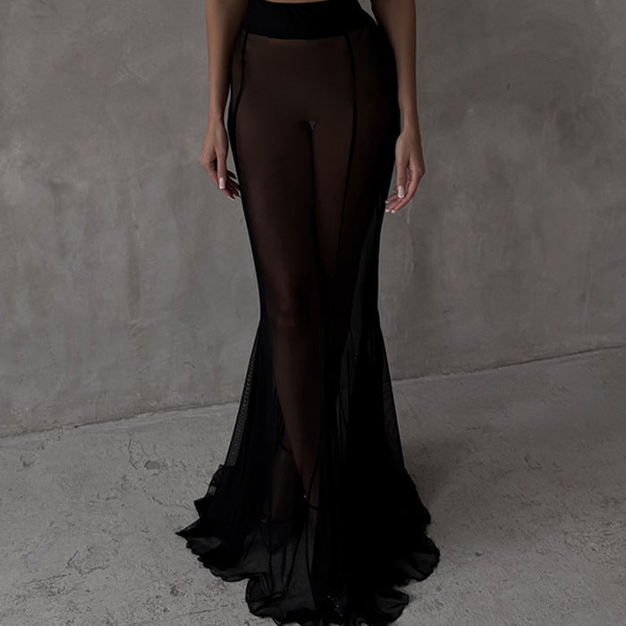 Completo da donna: blazer aderente in raso e gonna a sirena in tulle semitrasparente