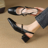 Décolleté da donna – Tacco a blocco – Punta quadrata – Cinturino con borchie – Pelle sintetica