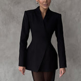 Completo da donna: blazer aderente in raso e gonna a sirena in tulle semitrasparente