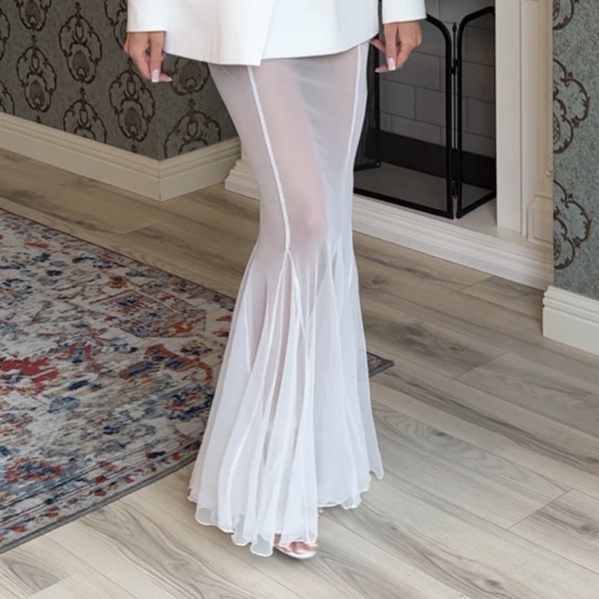 Completo da donna: blazer aderente in raso e gonna a sirena in tulle semitrasparente