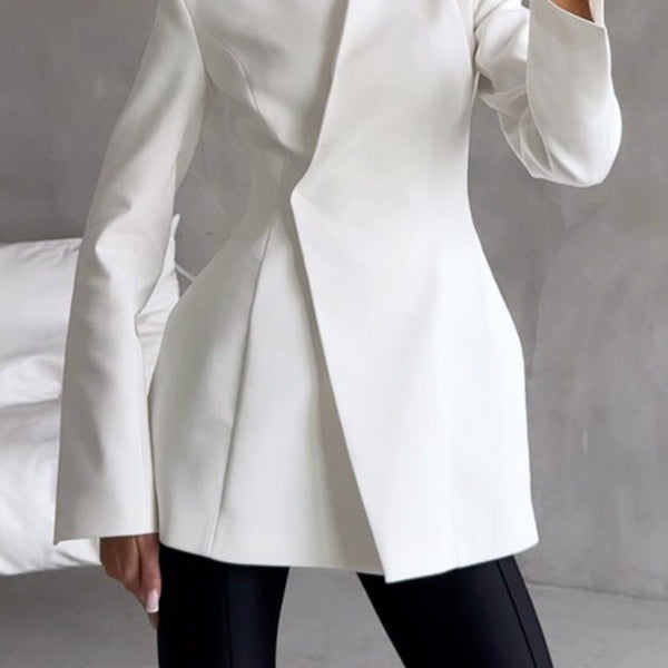 Completo da donna: blazer aderente in raso e gonna a sirena in tulle semitrasparente