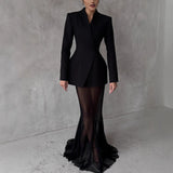 Completo da donna: blazer aderente in raso e gonna a sirena in tulle semitrasparente