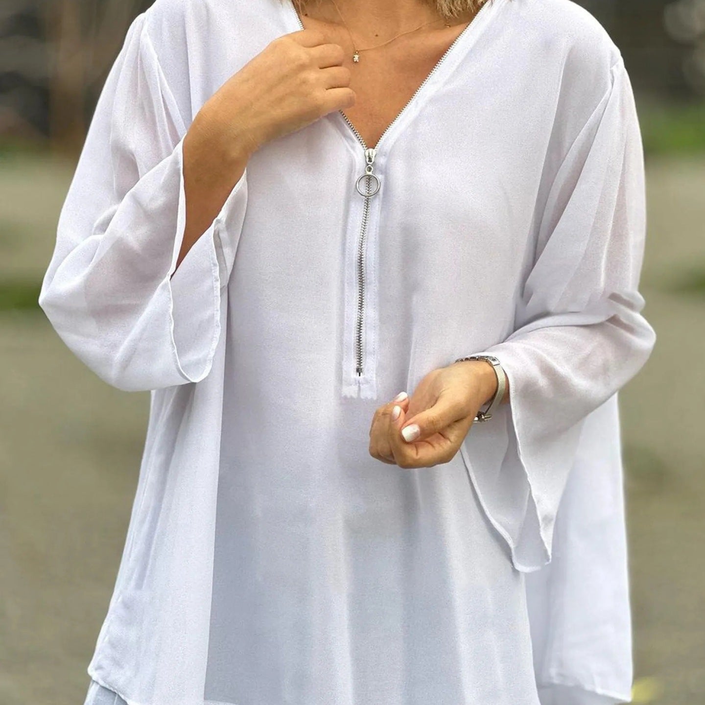 Camicetta da donna – Scollo a V con cerniera – Vestibilità comoda – Maniche a 3/4 – Tessuto leggero e fluido