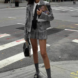 Completo da ufficio in due pezzi con risvolto plissettato e motivo scozzese retrò