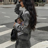 Completo da ufficio in due pezzi con risvolto plissettato e motivo scozzese retrò