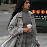 Completo da ufficio in due pezzi con risvolto plissettato e motivo scozzese retrò