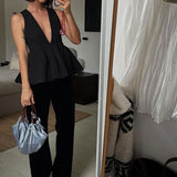 Completo da ufficio in due pezzi con scollo a V profondo e orlo arricciato