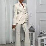 Completo da donna: blazer aderente con cintura, pantaloni eleganti a gamba larga