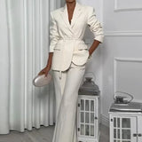Completo da donna: blazer aderente con cintura, pantaloni eleganti a gamba larga