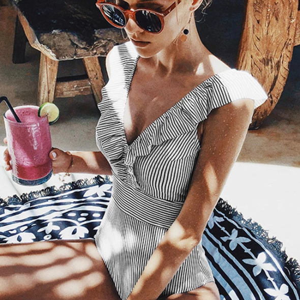 Costume intero da donna – Taglio aderente – Volant – Righe verticali – Tessuto traspirante