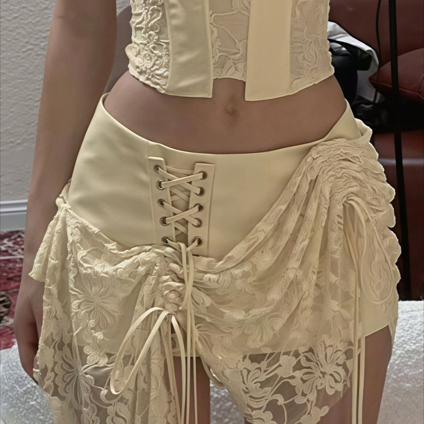 Completo minigonna a vita bassa con top a tubino elegante e solido