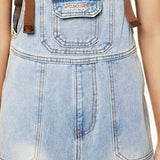 Jeans con bretelle a gamba larga lavati