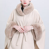 Cappotto a mantella in misto lana con collo in pelliccia e cravatta in maglia