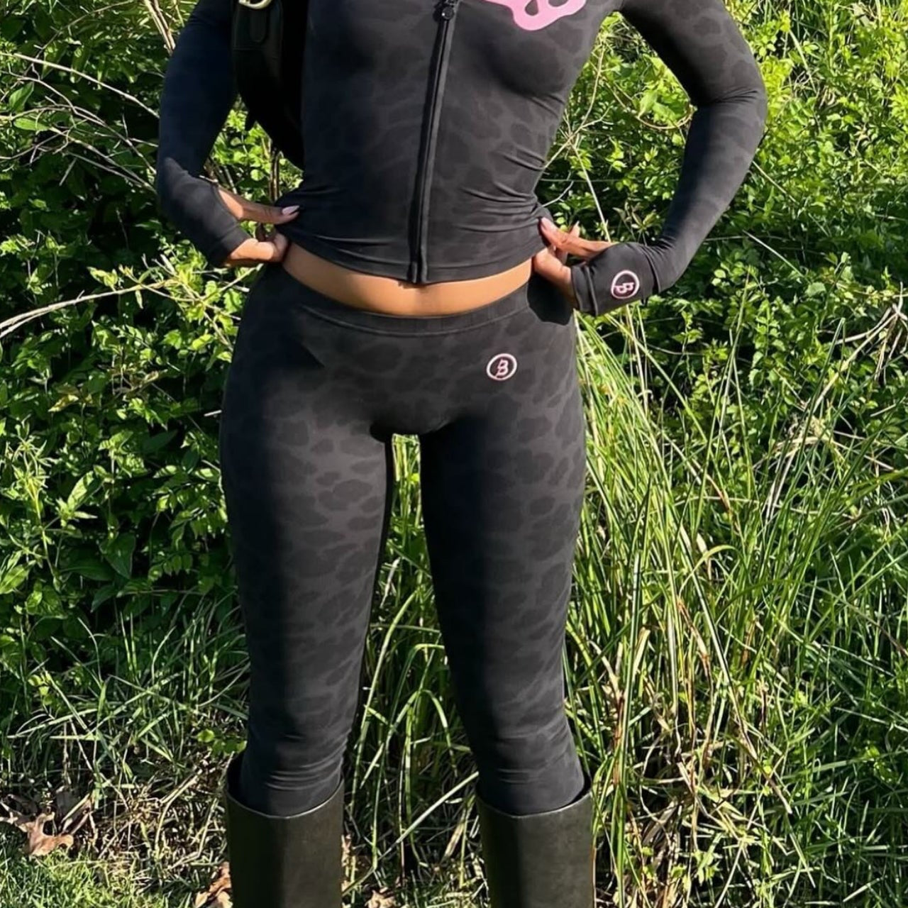 Completo due pezzi slim con scollo a V e lettere a contrasto