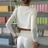 Completo due pezzi svasato a vita alta con cravatta tinta unita ed elegante