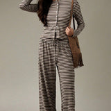 Set due pezzi con bottoni a righe e cordoncino