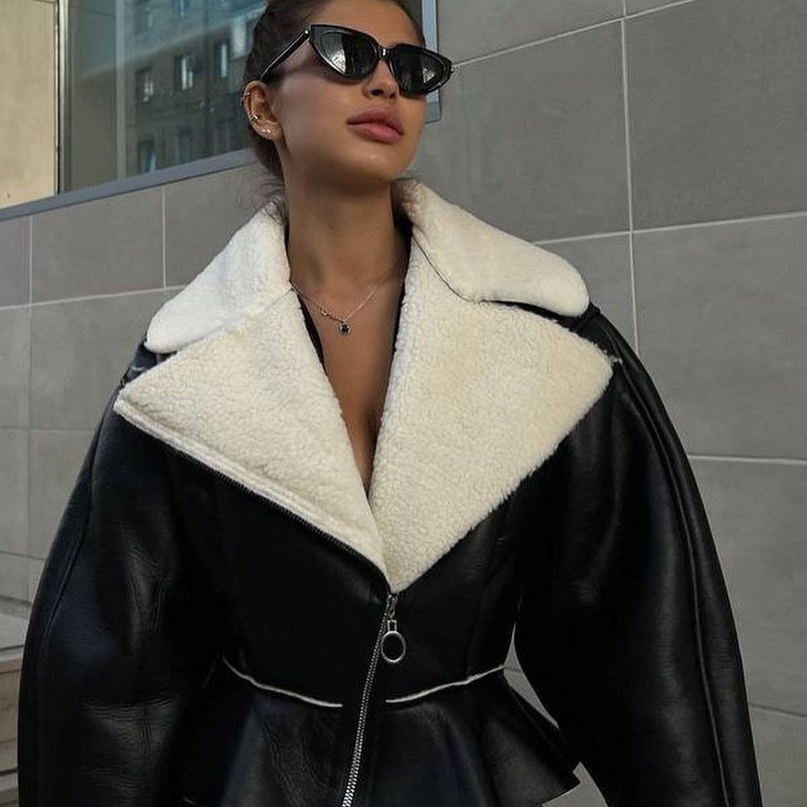 Cappotto chic in pelle con cerniera strana e pelliccia