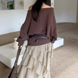 Felpa ampia con borchie e spalle scoperte asimmetriche