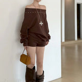 Felpa ampia con borchie e spalle scoperte asimmetriche