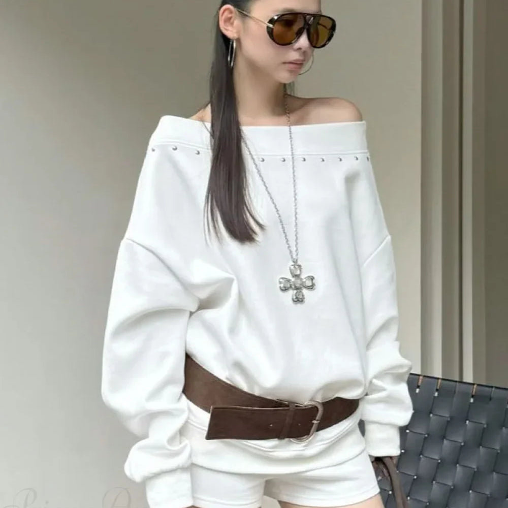 Felpa ampia con borchie e spalle scoperte asimmetriche