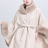 Cappotto a mantella in misto lana con collo in pelliccia e cravatta in maglia