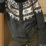 Cardigan retrò in maglia larga con bottoni in corno e colletto jacquard