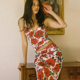 Completo due pezzi con abito lungo floreale a vita alta e canotta con scollo a V