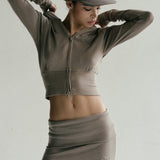 Felpa con cappuccio ricamata e corta con cerniera