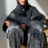 Soprabito con collo alto e paillettes a fiori con perline