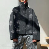 Soprabito con collo alto e paillettes a fiori con perline