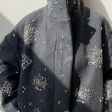 Soprabito con collo alto e paillettes a fiori con perline