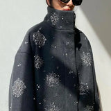 Soprabito con collo alto e paillettes a fiori con perline