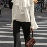 Blusa beige con scollo a V e maniche svasate e volant