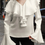 Blusa beige con scollo a V e maniche svasate e volant