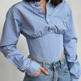 Camicetta corta a righe con colletto stretto in vita