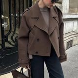 Cappotto doppiopetto nero con revers larghi