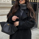 Cappotto doppiopetto nero con revers larghi