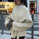 Soprabito con cintura, scollo a V, lacci e papillon