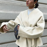 Soprabito con cintura, scollo a V, lacci e papillon