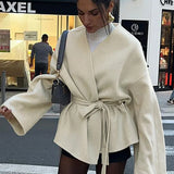 Soprabito con cintura, scollo a V, lacci e papillon