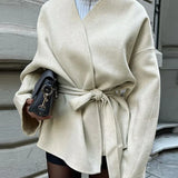 Soprabito con cintura, scollo a V, lacci e papillon