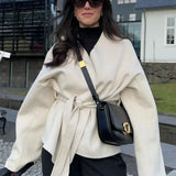 Soprabito con cintura, scollo a V, lacci e papillon